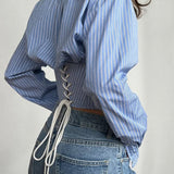 Blusa corta de rayas con cintura ajustada y cuello alto