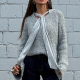 Blusa de satén suave y brillante con mangas acampanadas