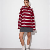 Blusa de rayas con mangas largas y cuello casual.