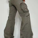 Pantalones cargo de mezclilla estilo streetwear de tiro bajo y múltiples bolsillos