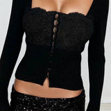 Chaleco negro con cuello cuadrado y botones.