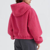 Chaqueta corta con cremallera y capucha mullida