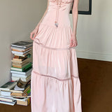 Vestido largo de satén rosa sin tirantes, con tirantes finos y lazo