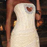 Minivestido ajustado de encaje con abertura en forma de corazón de diamantes de imitación