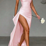 Elegante vestido largo con tirantes finos.