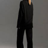 Conjunto de dos piezas: jersey polo de punto y pantalón ancho.
