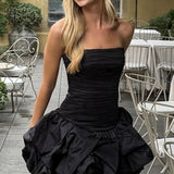 Vestido de fiesta sin tirantes con volantes