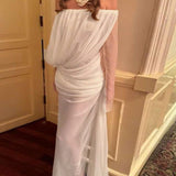 Elegante vestido largo de punto liso transparente con detalles de hombros descubiertos y fruncido.