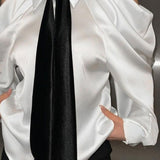 Blusa elegante y profesional con cuello y mangas largas.
