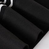 Blusa ajustada a rayas con diseño de hombros descubiertos y mangas largas.