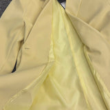 Conjunto de dos piezas: blazer holgado y falda de cintura alta.