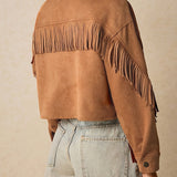 Chaqueta casual con flecos y hombros caídos.