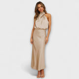 Elegantes vestido maxi con escote halter en amarillo veraniego