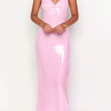 Vestido de noche rosa con lentejuelas, escote en pico y abertura.