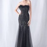 Vestido de noche con lentejuelas y plumas de avestruz