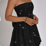 Elegante minivestido de noche ajustado y sin tirantes.