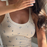 Conjunto de dos piezas: top corto floral sin mangas y pantalón floral de pierna ancha.