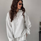 Conjunto de dos piezas: sudadera con capucha estampada con media cremallera y pantalones rectos y anchos.