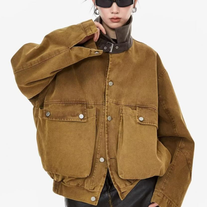 Chaqueta de trabajo con bolsillos, corte informal.