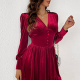 Vestido corto entallado de terciopelo con manga larga y escote en pico, abotonado.