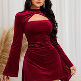 Vestido mini asimétrico de seda brillante con fruncido y cuello halter.