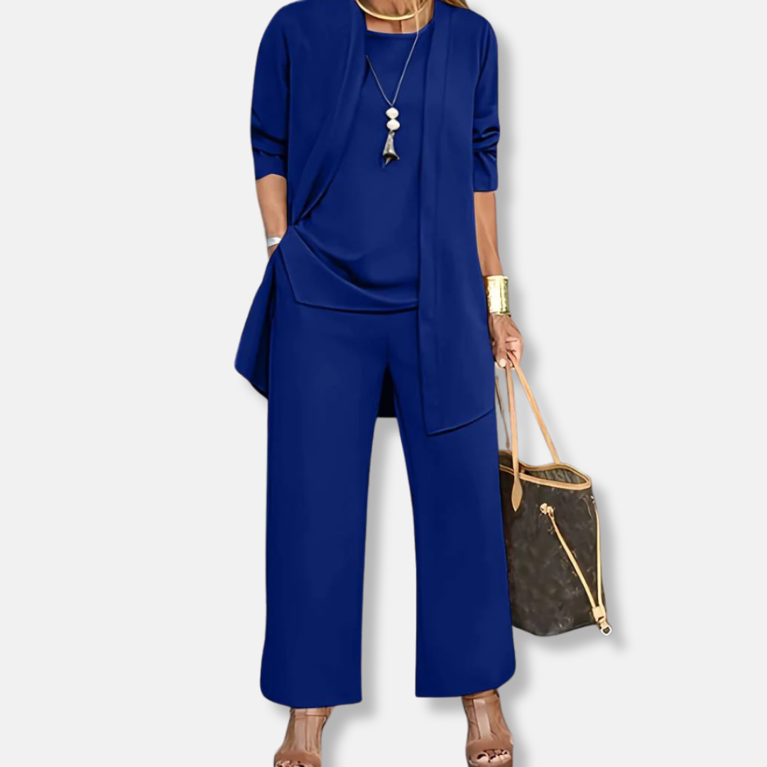 Traje de mujer: Chaqueta abierta y fluida, pantalón ancho, tejido suave y transpirable.