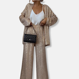 Conjunto de mujer: Chaqueta de lentejuelas estructurada y pantalones anchos de cintura alta.