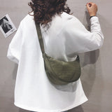 Bolso de hombro para mujer – Forma de media luna – Tejido texturizado – Diseño compacto y minimalista