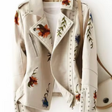 Chaqueta de cuero para mujer – Corte entallado – Bordado floral – Estilo motero con tachuelas
