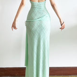 Vestido largo de tirantes finos en encaje y malla, adornado con flores 3D y ajustado a la cintura.