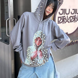 Sudadera con capucha extragrande con estampado gráfico de cuentas en un estilo urbano moderno.