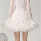 Elegante mini vestido con botones y volantes, mangas largas abullonadas.