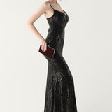 Vestido maxi sirena con lentejuelas y tirantes cruzados, escote en pico.