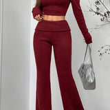 Conjunto sexy de dos piezas compuesto por un top ajustado con hombros descubiertos y pantalones.
