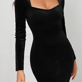 Minivestido sexy y ajustado de terciopelo liso con cintura ceñida.