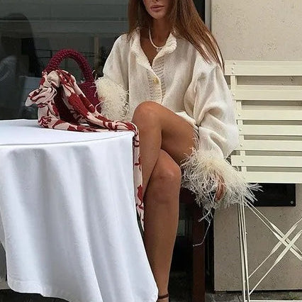 Elegante cárdigan con ribete de plumas