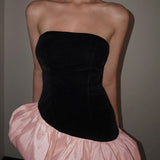 Elegante minivestido sin tirantes con paneles de terciopelo y un fruncido abullonado.