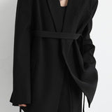 Blazer con hombreras y cinturón