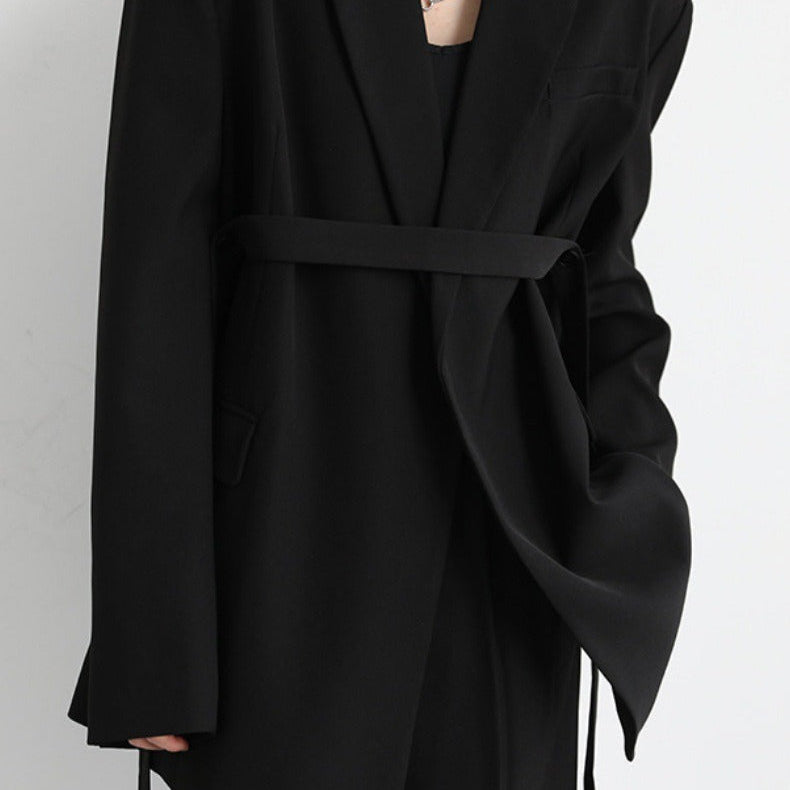 Blazer con hombreras y cinturón