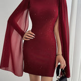 Vestido mini ajustado con cuello redondo adornado con pedrería.