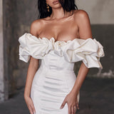 Vestido de noche ajustado con diseño de hombros descubiertos, varillas y volantes, estilizador y ajustado.