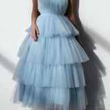 Vestido de noche de tul azul con volantes y capas