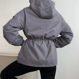 Chaqueta impermeable con capucha y cordón, corte holgado, informal, para senderismo al aire libre.