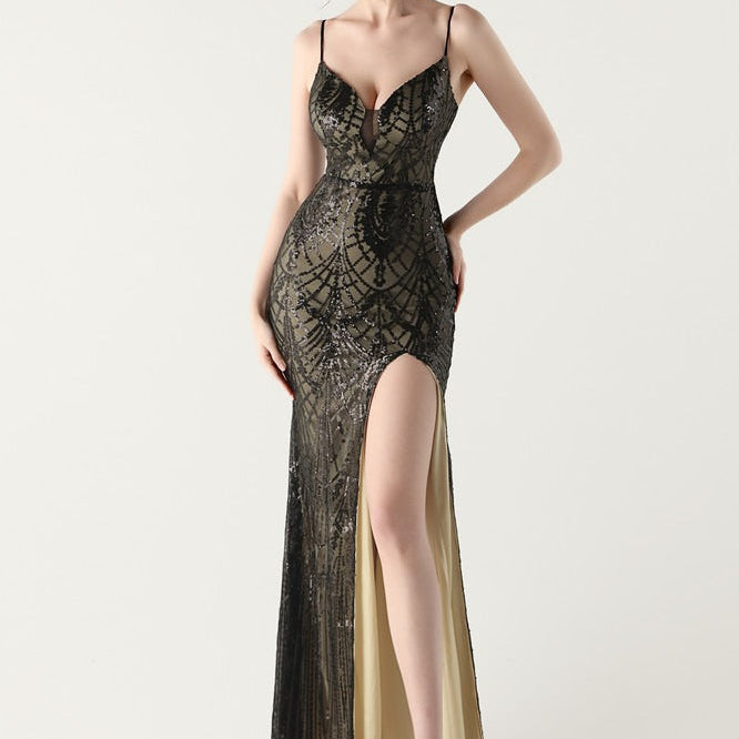 Vestido maxi sirena con lentejuelas y tirantes cruzados, escote en pico.