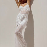 Vestido largo ajustado con espalda abierta y abertura alta en encaje transparente y patchwork