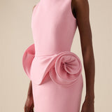 Elegante vestido de noche adornado con flores.