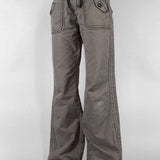 Vaqueros slim con tirantes patchwork, estilo rockero