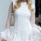Elegante mini vestido con botones y volantes, mangas largas abullonadas.