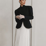 Elegante blazer de cuello alto y mangas abullonadas, inspirado en el diseño francés.