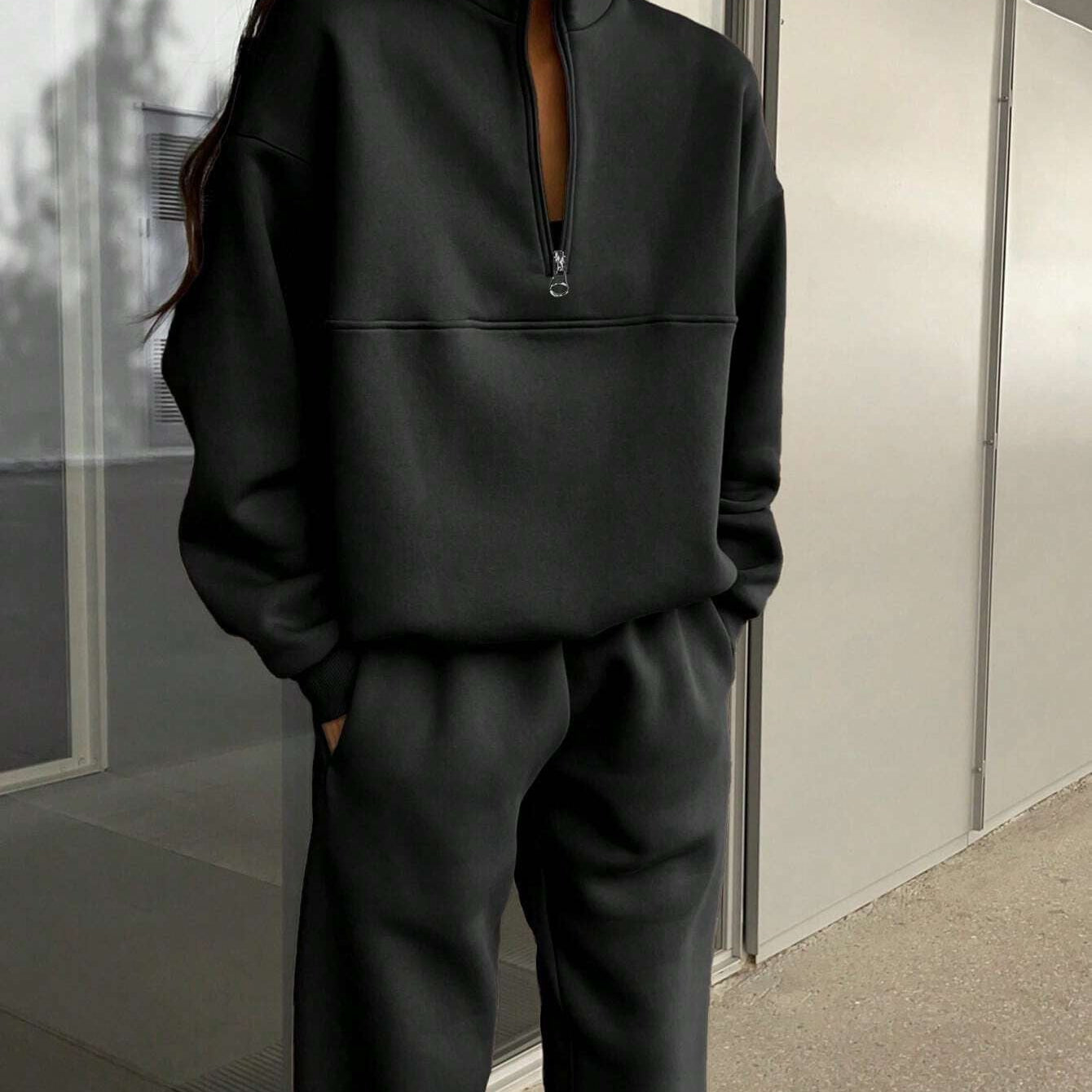 Conjunto de dos piezas para mujer: punto suave, corte holgado, camiseta de manga larga con cremallera y pantalón ajustado.